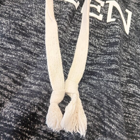 Queen pullover hoodie size small (flaw) - Picture 9 of 16
